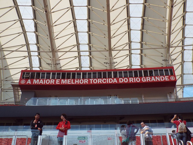 两人携手冲 两人携手冲